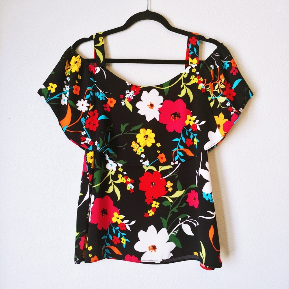 NWOT Floral Fluttersleeve Top - Picture 8 of 12